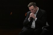 揭阳特斯拉股价收涨超3%：特朗普无意沟通，马斯克父亲劝儿子低头